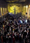Las parejas bailan tras el Banquete del Nobel, llevado a cabo en el Salón de la Ciudad de Estocolmo, Suecia.
