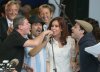 Una mujer participa en la congregación de simpatizantes de la nueva presidenta de Argentina, Cristina Fernández de Kirchner, frente a la casa rosada, en Buenos Aires.