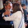 El presidente de Brasil, Luiz Inácio Lula da Silva  saluda a la nueva presidenta de Argentina, Cristina Fernández de Kirchner durante la ceremonia de toma de posesión presidencial en la sede del parlamento.
