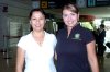08122007
Alma Méndez y Berenice Miranda recibieron a Óscar Rivera en el aeropuerto al llegar de la Ciudad de México.