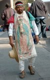 La leyenda cuenta que la imagen de la Virgen quedó impresa en la tilma (poncho) de Juan Diego, y desde 1531 comenzaron las peregrinaciones al lugar para ver la prenda del indígena.