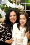 02122007
La anfitriona de la reunión Yanira A. de Zarzar y su hija Marian Zarzar Arizpe.