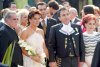 Después de la ceremonia el cantante Alejandro Fernández se acerco a felicitar efusivamente a la pareja y declaró en tono de broma: “ya estábamos rifando a mi hermano'.