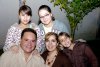 02122007
Ángeles Zubiría Salas fue festejada en su cumpleaños por sus hijas Sofía y Paola Sánchez Zubiría.