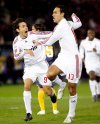 El futbolista balón de oro 2007, Kaká, felicita a su compañero Filippo Inzaghi después que marcara su segundo gol y el cuarto definitivo para su equipo ganará se coronara.
