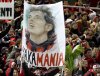 El futbolista del AC Milán Gennaro Gattuso sonríe mientras sostiene el trofeo del Mundial de Clubes.