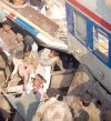 Los ingenieros del Ejército utilizaron grúas y antorchas para liberar a los sobrevivientes, entre ellos una niña de unos 3 años que tenía un pie ensangrentado, de uno de los vagones más dañados.