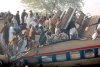 El tren se dirigía de Karachi a Lahore cuando se salieron de la vía unos 12 de sus 16 vagones cerca de Mehrabpur, a unos 400 kilómetros al norte de Karachi.