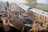 El tren se dirigía de Karachi a Lahore cuando se salieron de la vía unos 12 de sus 16 vagones cerca de Mehrabpur, a unos 400 kilómetros al norte de Karachi.