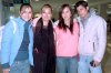 18122007
Claudia Villarreal viajó a Baja California y la despidieron Vanessa, María y Víctor Woo.