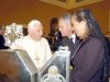 El Pontífice saludó a cada miembro de la delegación y les regaló un rosario a cada uno de ellos, incluidos los artistas.