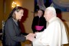 El Pontífice saludó a cada miembro de la delegación y les regaló un rosario a cada uno de ellos, incluidos los artistas.