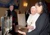 La primera dama le regaló al Papa un retablo, un críptico de plata que en el centro tiene la imagen de la Virgen de Guadalupe.
