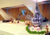 Jesús Guerrero Santos, quien adornó el árbol de Navidad con 150 pájaros, declaró que en éstos están presentes todos los colores que existen en los estados de México. Entre las 415 piezas que decoran el árbol destacan, además de los pájaros multicolores, frutas tradicionales mexicanas como la caña y el tejocote.