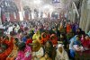 Decenas de cristianos paquistaníes abarrotan una iglesia de Lahore durante las celebraciones de Navidad.