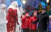 El señor del hielo (cent.), un símbolo del nuevo año, y la dama de nieve (izq.), durante el desfile navideño realizado en Moscú, Rusia.