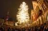 En las afueras del Palacio de Gobierno de Frankfurt, en Alemania, cientos de personas se dieron cita para recibir la Navidad frente al gran árbol que fue colocado en la zona.