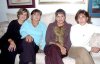 09122007
La anfitriona de la casa Queta Izaguirre con sus amigas, Rosa Martha de Grajales, Blanca de Salinas y Lourdes Sánchez.