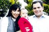Cumple su primer año
Rosa Carmen Flores de Torres y Juan Pablo Torres Gamiz con su hijo Juan Pablo Torres Flores.