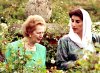 Líder de la oposición de Pakistán Benazir Bhutto paseaba con la Primer Ministra británica, Margaret Thatcher en el jardín de rosas en Chequers.