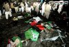 En la calle podían verse partes de cadáveres, ropas y pancartas políticas. Algunas de las víctimas tenían sus ropas destrozadas y la gente cubría sus cuerpos con banderas del partido de Bhutto.