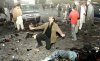 La líder opositora paquistaní Benazir Bhutto fue asesinada al salir de un mitin político, por un hombre que primero le disparó y luego se inmoló con dinamita.