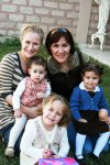 20122007_j_Emocionados, los hermanitos Jimena, Regina, Javier, Bárbara y Priscila de la Peña Schott hicieron la carta para el Niño Dios.