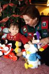 21122007_v_Seguramente Danielita incrementará cuando sea grande la colección de su abuelita que consta hasta ahora, de más de 100 muñecos, juguetes y artículos con motivos de navidad.