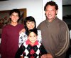 14122007
El niño José Iván acompañado el día de su bautizo por sus papás Iván Chávez Lastra y Marisol Borroel Castañeda; así como de sus padrinos Víctor Hugo y Claudia Flores.