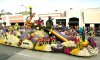 Al final una carroza con personajes de tiras cómicas recorre el bulevar Colorado de Pasadena, California, EU.