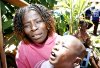 Un hombre huye con sus hijos después de que el conflicto entre diferentes tribus se desatase en Nairobi, Kenia.