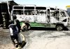 Dos niños pasan delante un bus quemado por seguidores de la oposición durante una manifestación en el barrio de Mathare, en Nairobi.