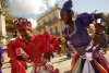 Artistas callejeros bailan para conmemorar el Día de los Reyes Magos, en la Habana, Cuba.