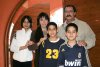 04012008
Laura Aguilera de Casta y Enrique Casta Wong junto con sus hijos Ana Laura, Enrique y Alejandro Casta disfrutaron de la convivencia.