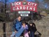 Sergio Reza y sus hijos en Rock City en Chattanooga, Tennessee.