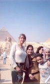 Gabriela Yáñez de Aguilera en la pirámide de Esfinge, Giza en Egipto.