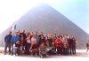 Grupo de Laguneros en las pirámides de Giza, en El Cairo, Egipto.