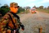Soldados vigilaban las carreteras del departamento colombiano del Guaviare, previo al inicio de una segunda operación humanitaria para la entrega de las rehenes secuestradas.