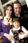 08012008
Liliana Rodríguez de Russek y Jaime Russek con su hija Romina Russek Rodríguez.