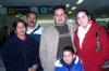 07012008
Yéssica Dibene, Álvaro Salcedo y el niño Cristian Portillo viajaron a La Paz, Baja California, y fueron despedidos por Teresa y Alejandro Portillo.