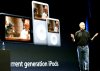 El consejero delegado de Intel Paul Otellini  le entrega al director general y cofundador de Apple Steve Jobs un chip simbólico durante el discurso de apertura de Jobs de la Macworld Expo 2008 en San Francisco, California.