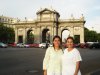Mayela Alvarez y su hija Diana Cecilia frente a la Puerta de Alcalá en Madrid.