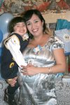 14012007
Dulce Valadez de Sandoval junto a su hija Ximena Sandoval, en la fiesta de regalos para bebé que le fue preparada.