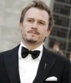 En la gran producción 'The Four Feathers' (2002), basada en la célebre novela de A.E.W. Mason. 
Ledger representaba a Harry Faversham, un soldado británico que decide abandonar su puesto en Sudán justo antes de que el regimiento de barcos que espera entre en combate contra los rebeldes.