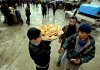 Varios palestinos compran panecillos en Rafah, frontera entre Egipto y la Franja de Gaza.
