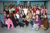 17012008
Maribel Ríos Herrera acompañada de un numeroso grupo de asistentes a su fiesta de regalos para bebé.