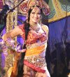 La actual Reina lució la fantasía 'La edad de oro', del diseñador Santi Castro, en una gala que convocó a más de nueve mil personas que pusieron calor a la fría y húmeda noche.