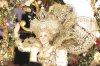 La actual Reina lució la fantasía 'La edad de oro', del diseñador Santi Castro, en una gala que convocó a más de nueve mil personas que pusieron calor a la fría y húmeda noche.