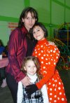 27012008
Elisa Santelices con sus hijas Hanna y Ana.