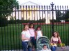 Daniela y su hija Abril, acompañadas de Cristina y su hija Michelle en la Casa Blanca en Washington, DC.